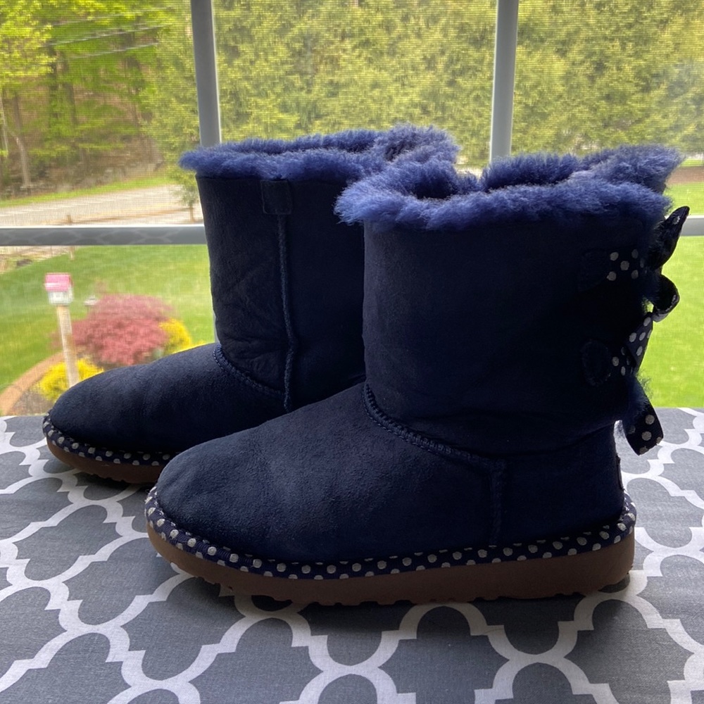 Ugg Bailey Bow girls size US 2 Navy great used condition